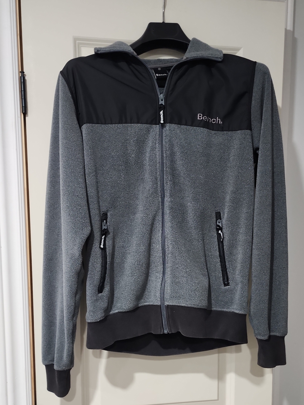 👕Bench Men’s Grey and Black Lightweight Fleece Jacket